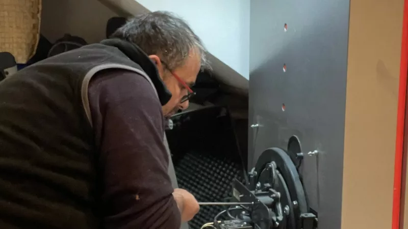 Chauffagiste qui dépanne une chaudière